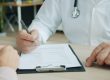 Γιατρός και ασθενής συζητούν για αίμα στην κένωση κατά την επίσκεψη