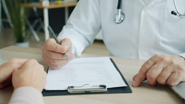 Γιατρός και ασθενής συζητούν για αίμα στην κένωση κατά την επίσκεψη